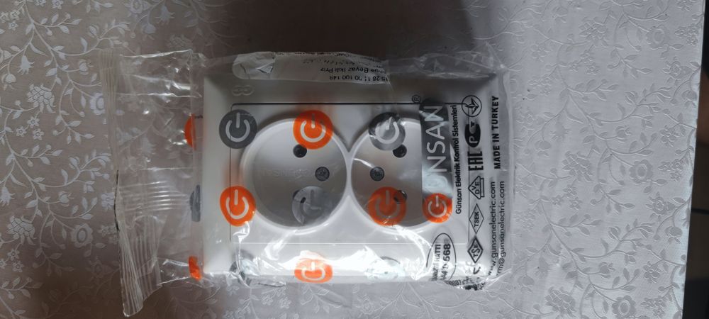 Двойная новая розетка на две вилки