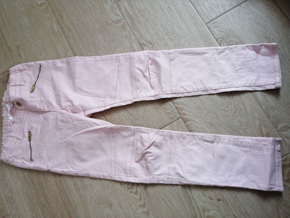 Różowe spodnie dla dziewczynki.