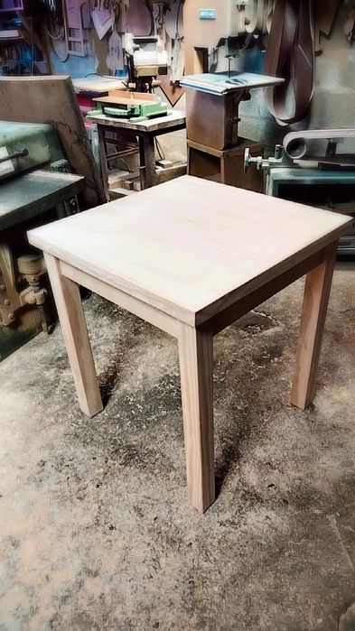 Mesa e  4 bancos em madeira