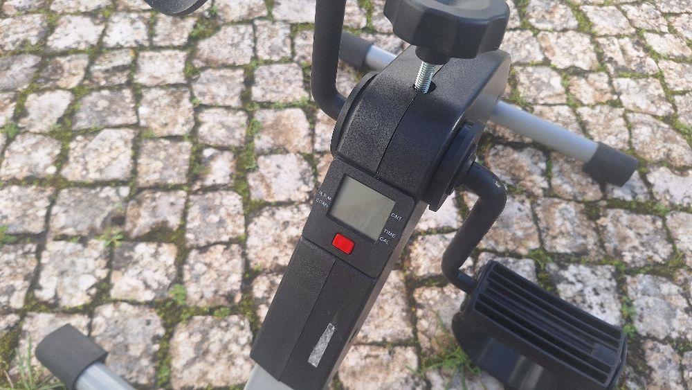 Mini bicicleta com monitor