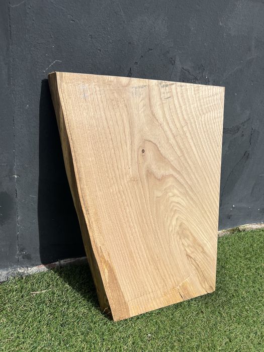 Castanho maciço – prancha natural 46x36–26x3 cm.