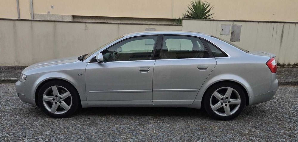 Audi A4 3.0 V6 Quattro – 220 CV | Caixa Automática | Excelente Estado