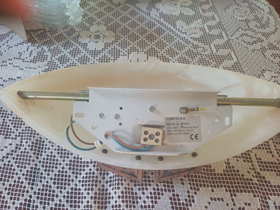 Aplique de vidro com baixo relevo