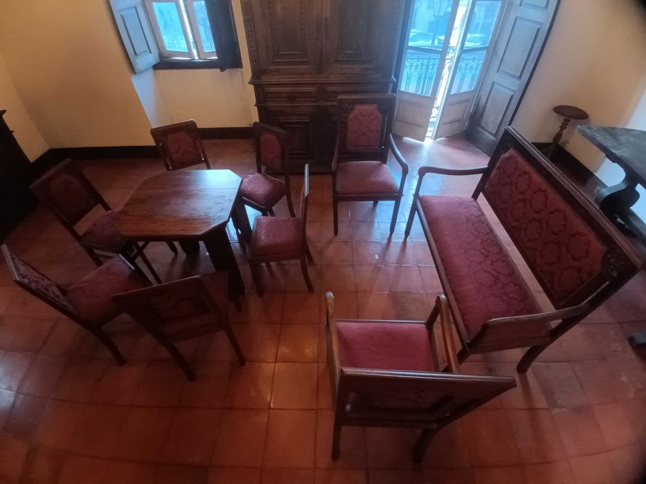 Conjunto de cadeiras, mesa e cadeirões vintage, antiguidades