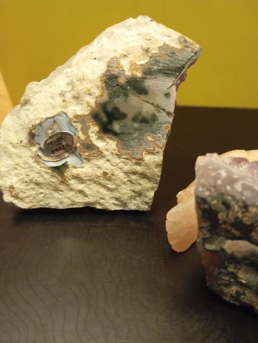 Par de figuras decorativas em pedra natural sobre ametista