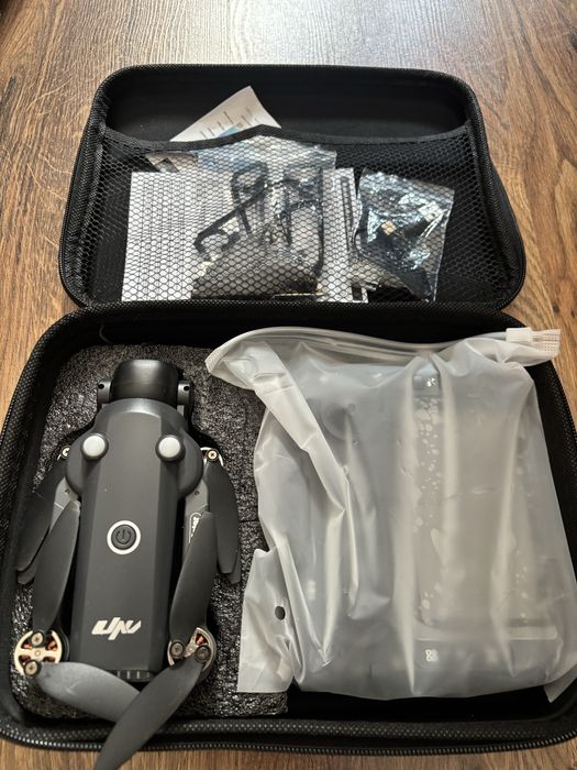 Dron z kamerą i pilotem