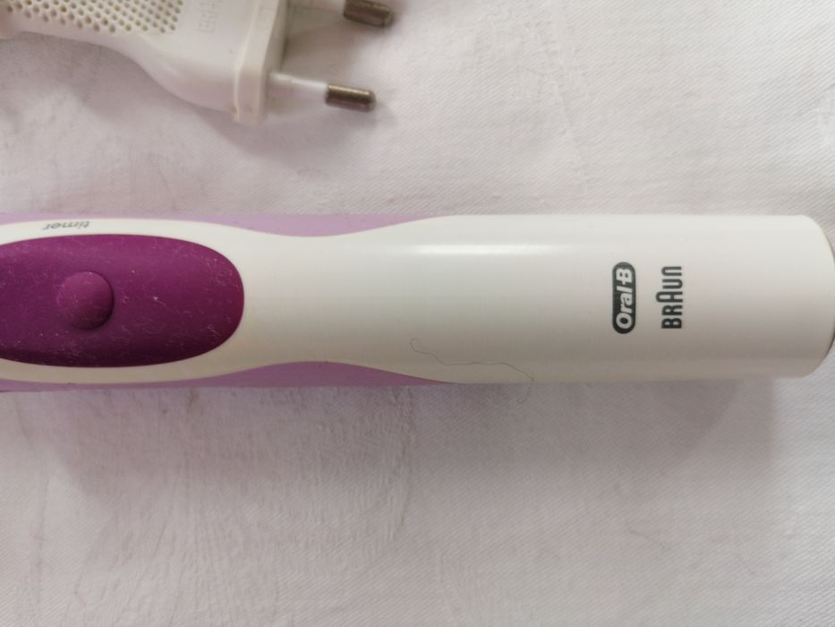 Зубна щітка електрична Oral - B.