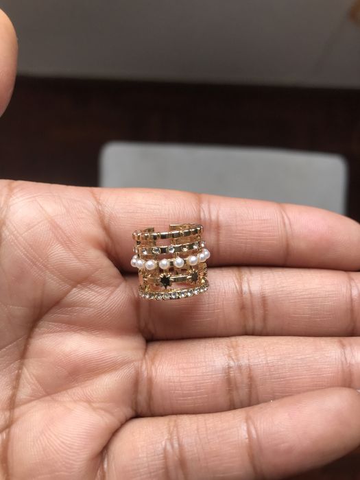 Brinco ear cuff dourado com brilhantes e pérolas Bijou Brigitte