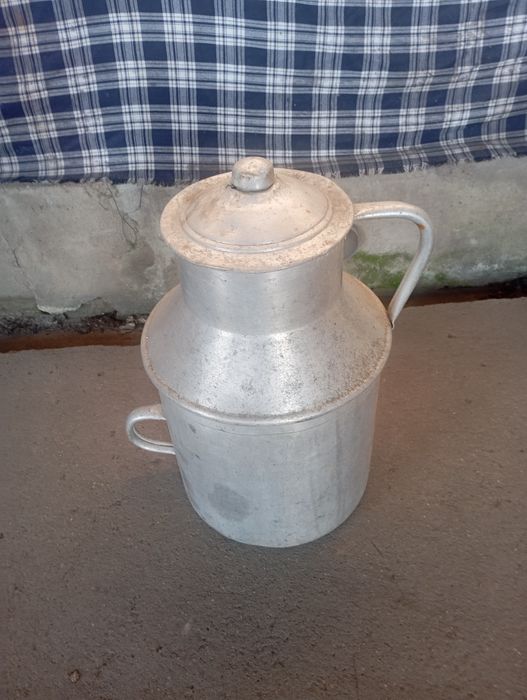 Vendo esta leiteira muita bonita bom estado