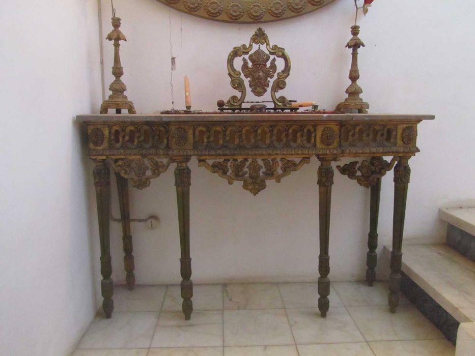 espelho dourado antigo anos 40/50 + credência com tampo em pedra