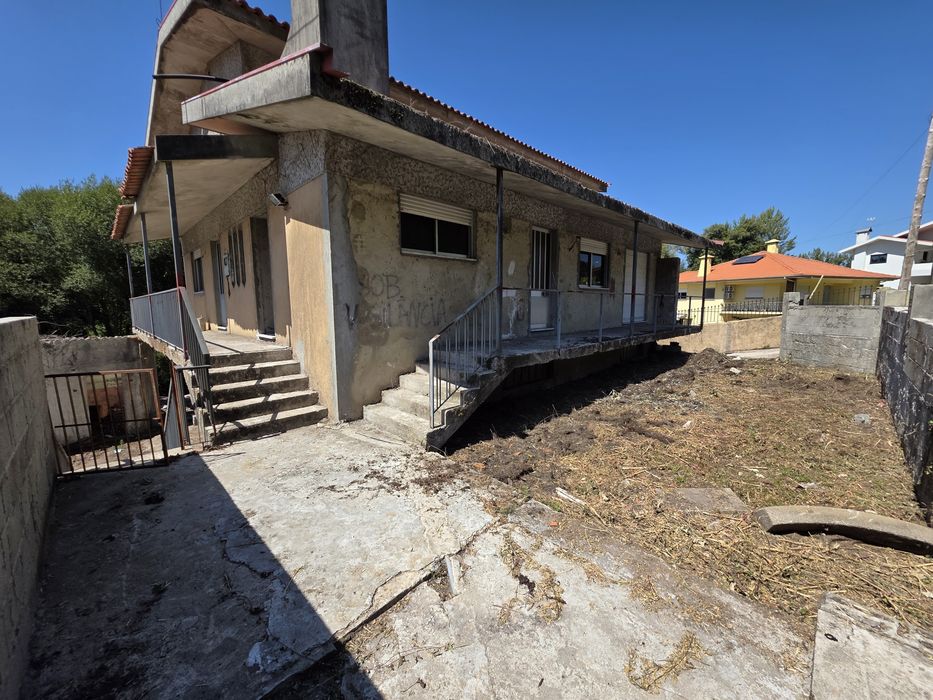 Vendo ou permuto moradia  isolada 3460m2 terreno  e anexos  com 100m2 junto a São João da Madeira