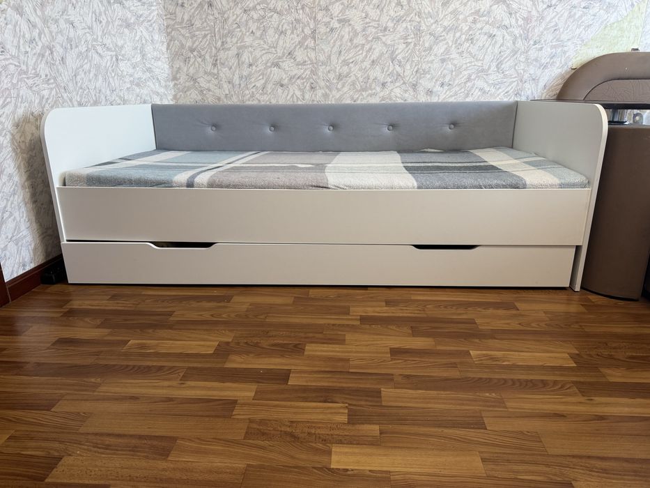 Підліткове ліжко з мʼякою спинкою і висувною шухлядою