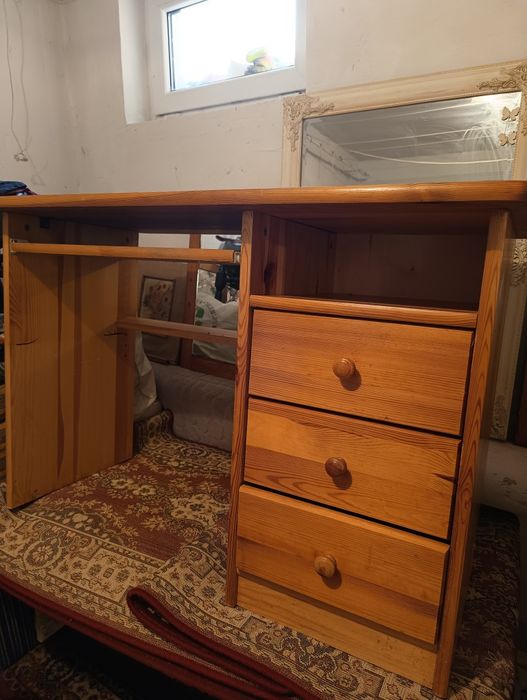 Biurko sosnowe z trzema szufladami.