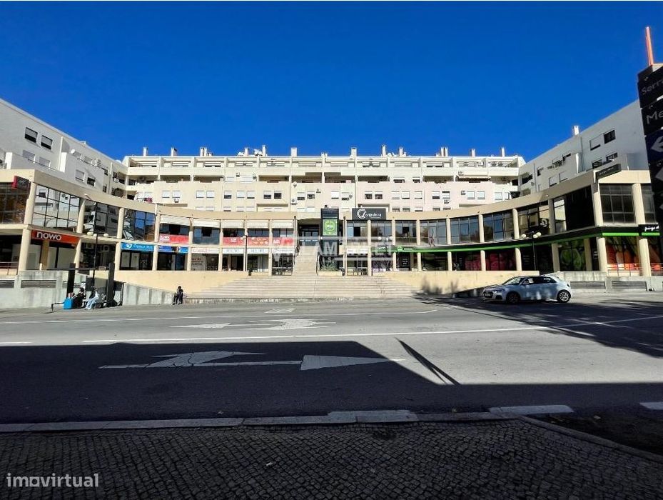 Loja da banca com 98 m2 inserida no Centro Comercial Fontedeira em Por