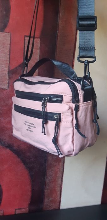 Стильна  нейлонова рожева  сумочка.