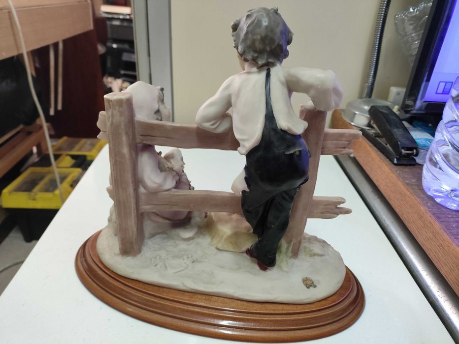 Estatueta casal de meninos Marca Escorpião de Ouro em Marfinite