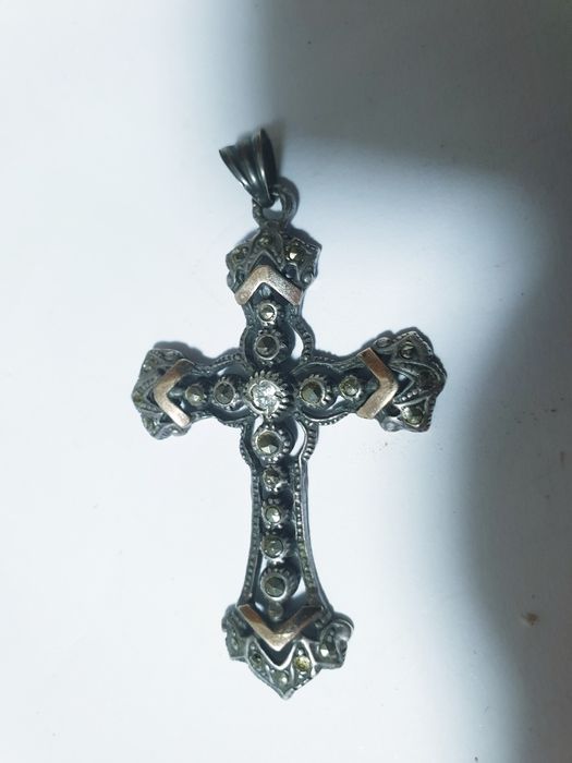 Lindos preciosos pendentes crucifixos vintage em prata e ouro