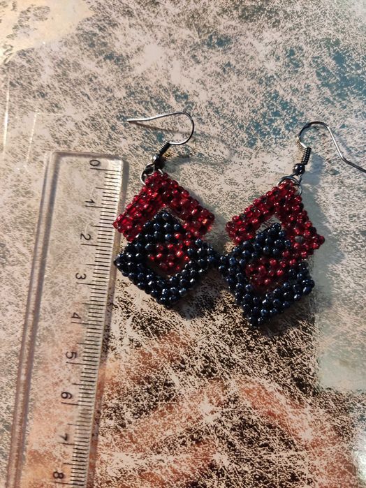Kolczyki z koralików czerwono czarne kwadratowe