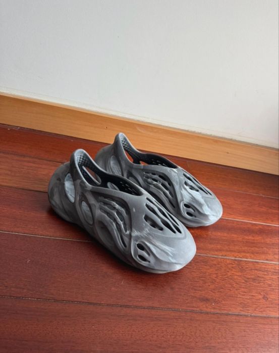 Yeezy foam cinzentas