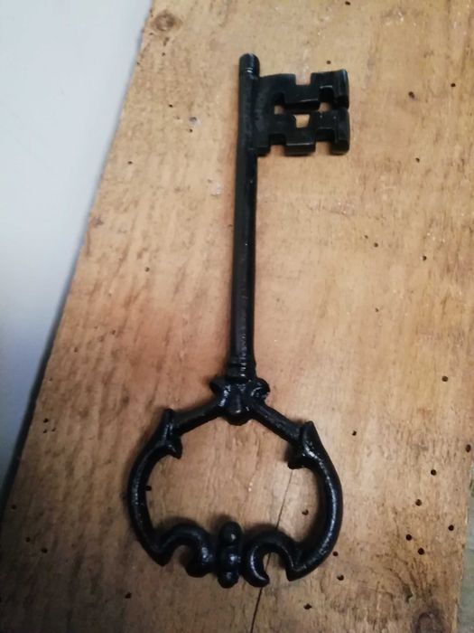 Chave grande de estilo antigo em metal