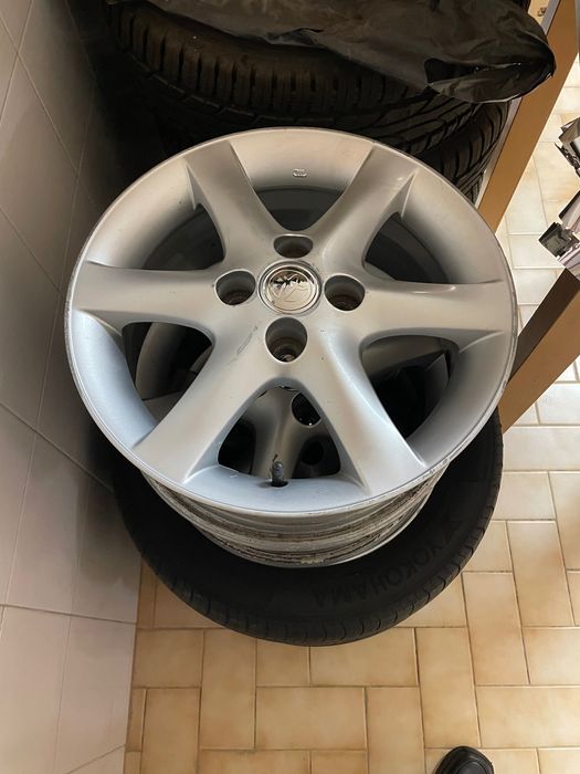 Jantes originais Toyota com pneus