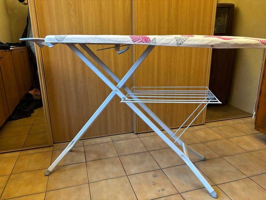 Solidna deska do prasowania z półeczką