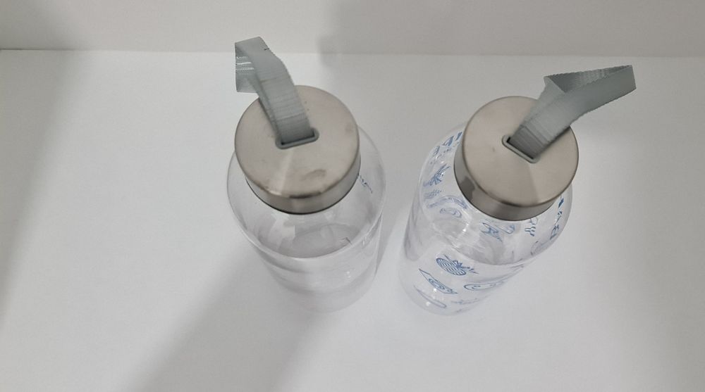 Garrafas.  Plástico duro.  Novo