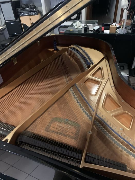 Piano Kawai de Cauda