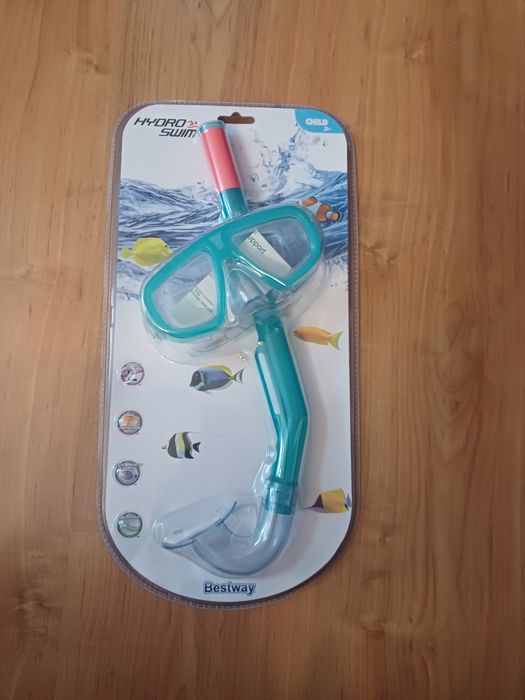 Óculos e tubo de mergulho