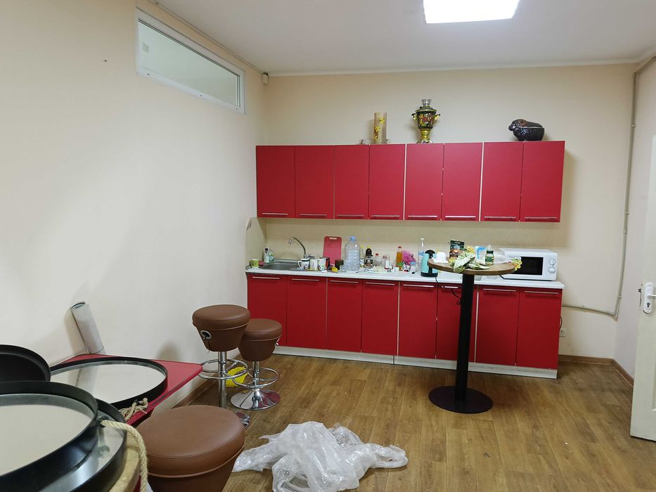 Продам складские помещения площадью 1200 м.кв .по Нефтянников.