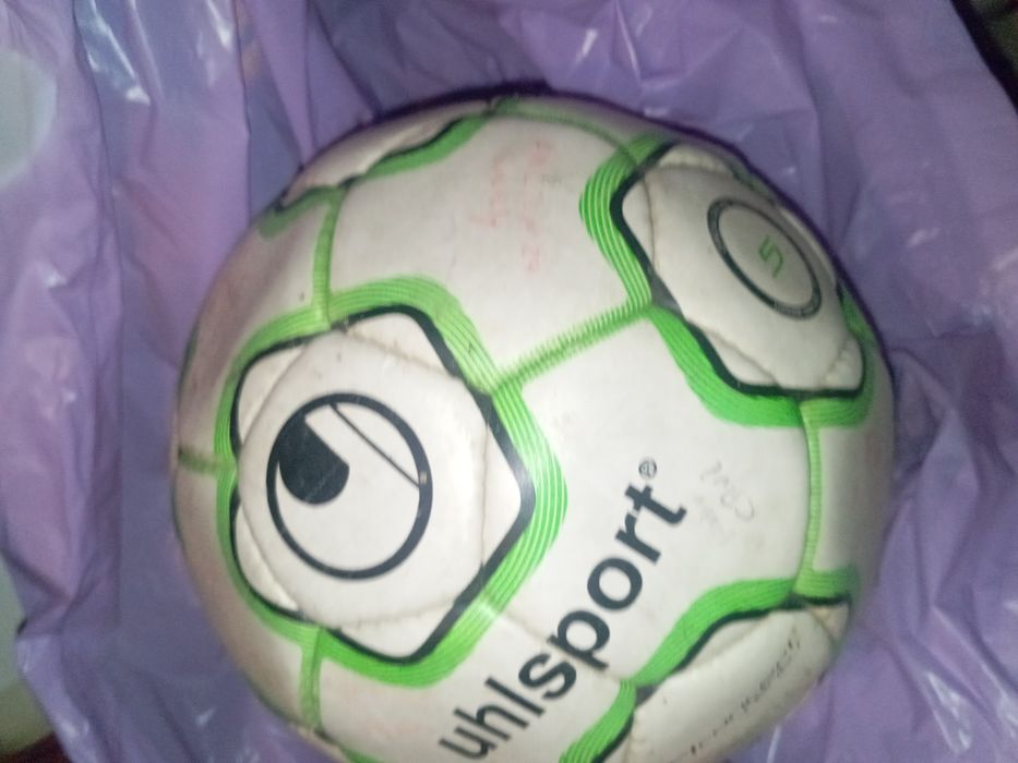 Bola assinada nao sei assinatura nem sei se e de futebol nem sei quem os jogadores