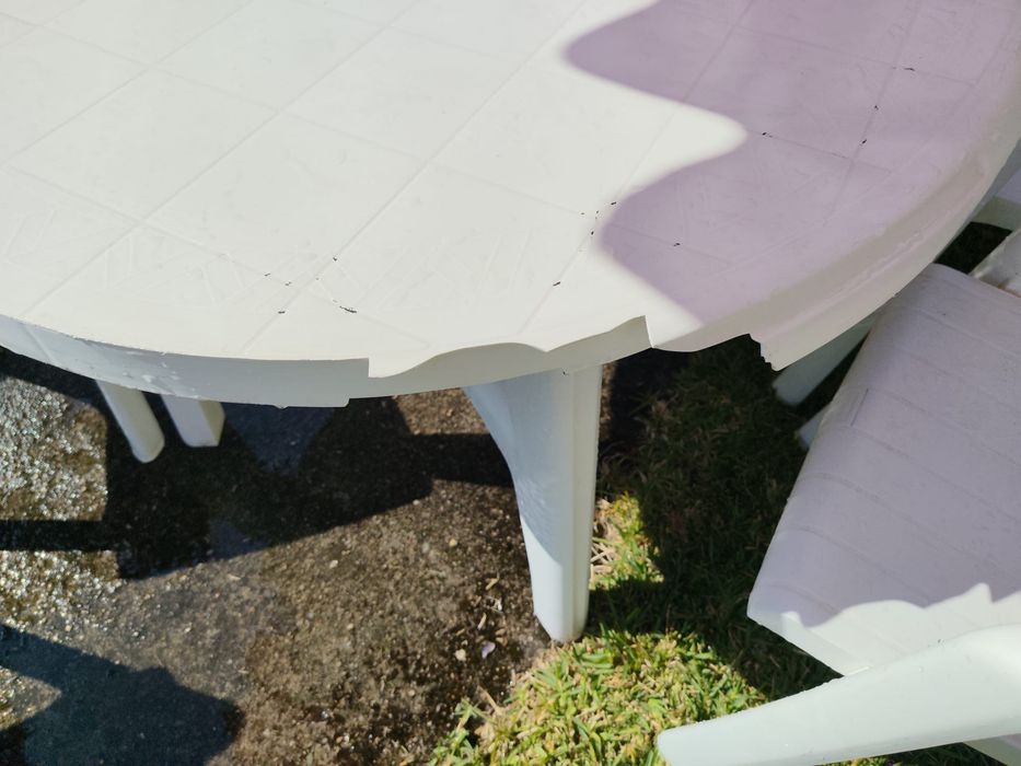 Conjunto de mesa e seis cadeiras