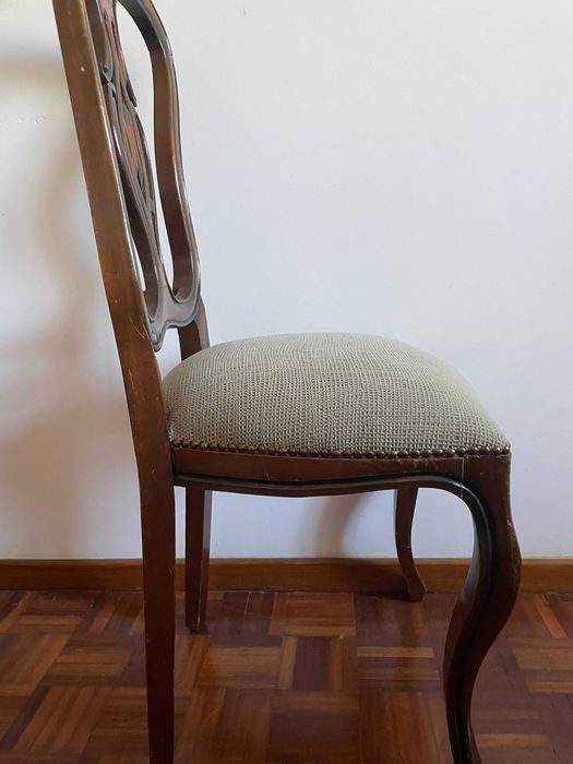 Conjunto de 8 Cadeiras Clássicas em Madeira de Mogno