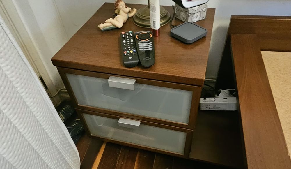 Cama madeira de casal 160×200 com estrado e.duas mesinhas cabeceira com rodas