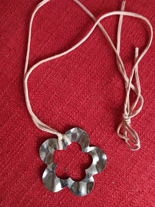 Colar flor em metal e fio ajustável rosa