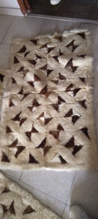 Tapetes em pele decorativos vindos de Angola