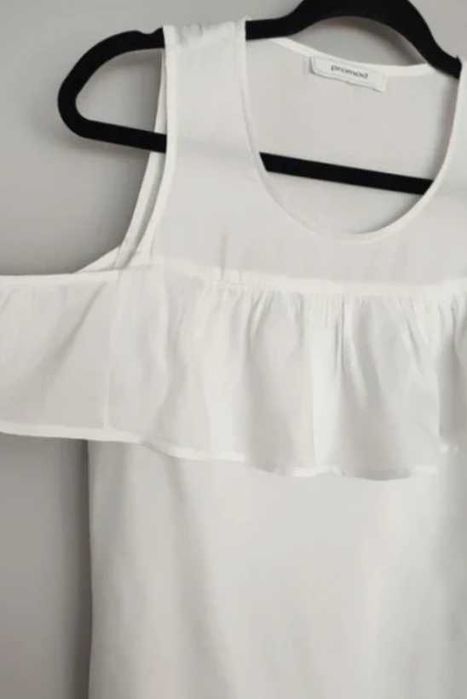 Biała bluzka Promod cold shoulder z falbaną