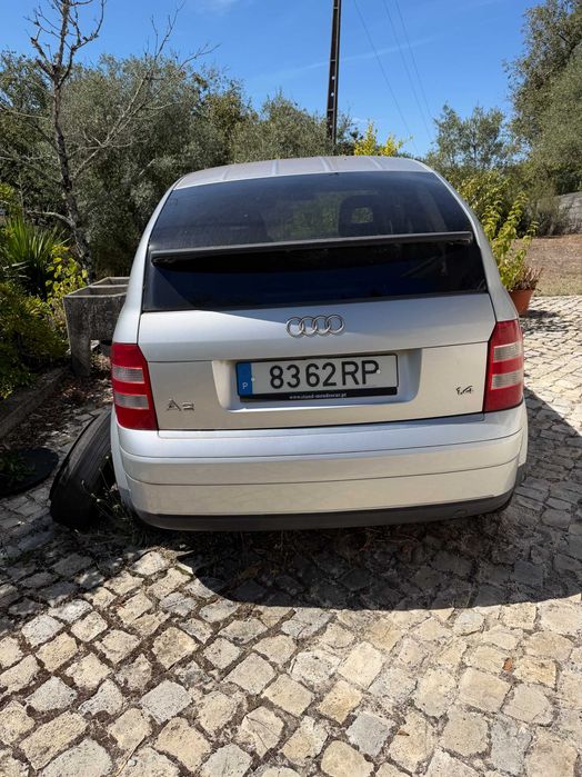 Audi A2 1.4 16V gasolina, 75 cv, fabricado em 2000 e matriculado em maio de 2001, vendido no estado em que se encontra para reparação/projeto.