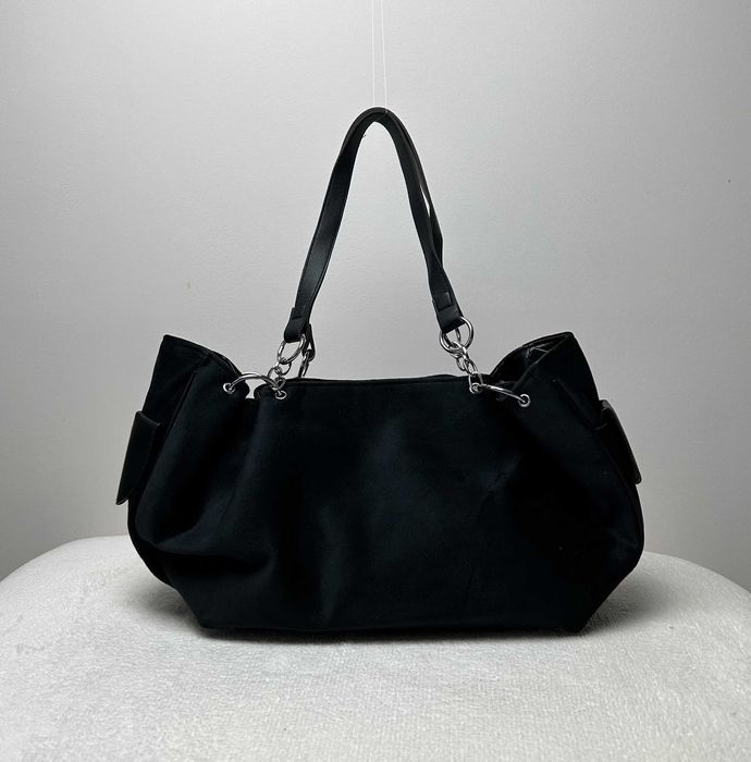 Damska czarna welurowa torebka na ramię z metalowymi dodatkami