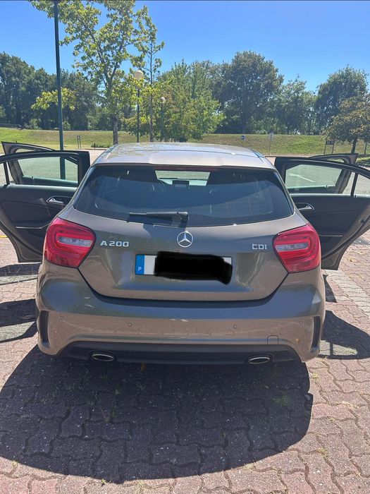 A venda Mercedes A200 com o pack amg line