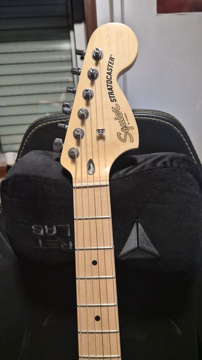 Guitarra Eléctrica Squier + AMP
