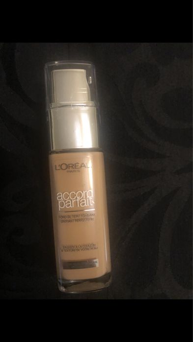 Base da l,oresl. Nova e embalada. Indicada para peles morenas.