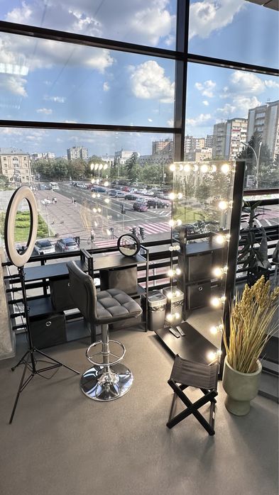 Оренда кушетки та візажного дзеркала