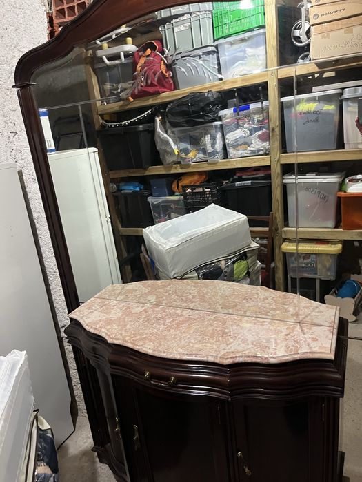 Móvel de decoração , com espelho e com tampo de pedra.