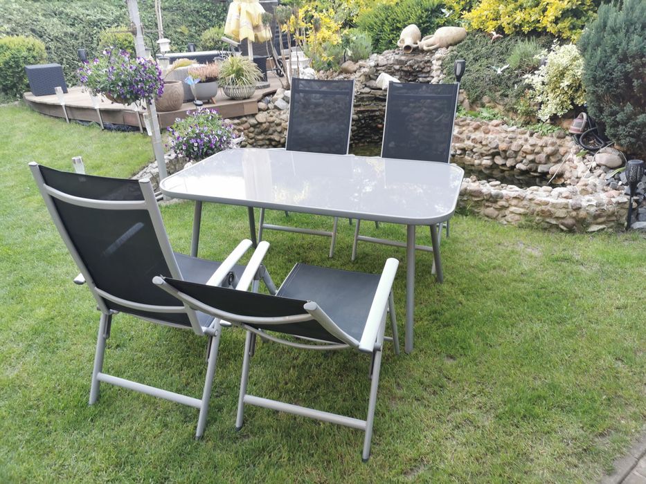 Stół ogrodowy ze szklanym blatem