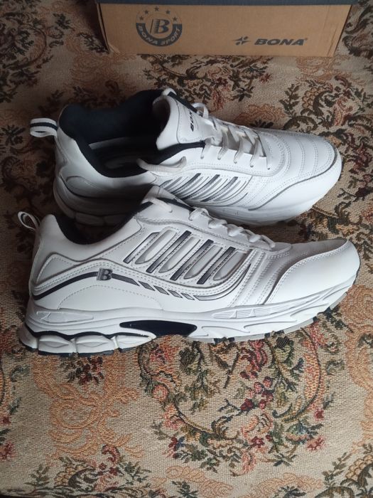 Продаються чоловічі шкіряні кросівки BONA.