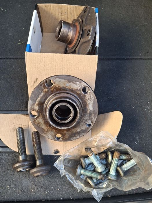 Cubos de roda com parafusos