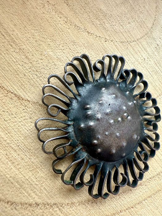 Stara broszka PRL metaloplastyka