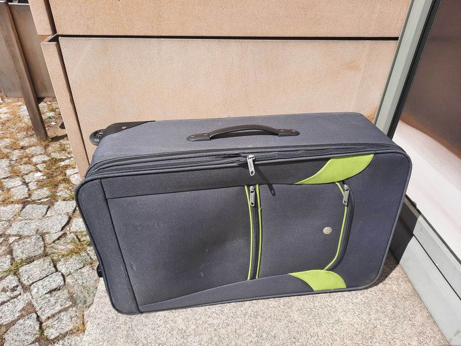 Duża Walizka torba podróżna turystyczna wakacyjna 70x43x23  na kołach