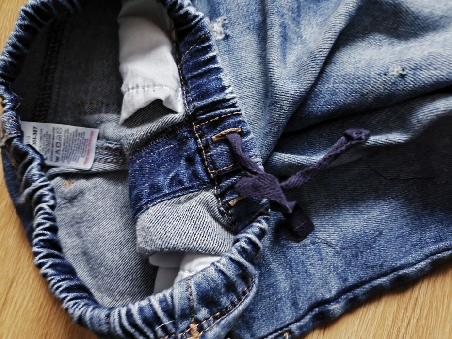 Jeansy next, rozmiar 92, mają sznurek i gumkę w pasie